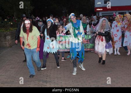Maidenhead, Großbritannien. 27. Oktober 2018. Maidenhead, Großbritannien - 6 70563 Zombie Walk Credit: Andrew Spiers/Alamy leben Nachrichten Stockfoto