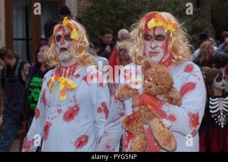 Maidenhead, Großbritannien. 27. Oktober 2018. Maidenhead, Großbritannien - 6 70563 Zombie Walk Credit: Andrew Spiers/Alamy leben Nachrichten Stockfoto