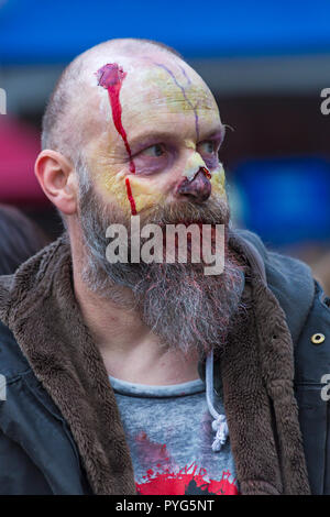 Poole, Dorset, Großbritannien. 27. Oktober 2018. Poole's Erste zombie Festival, ein Spuk - tacular Veranstaltung und Parade mit Preis für den schlechtesten Kleid Zombie. Drehen Sie die Massen auf einem wirklich kalt, aber Trocken, Tag teil zu nehmen oder die gruselige Veranstaltung ansehen. Credit: Carolyn Jenkins/Alamy leben Nachrichten Stockfoto