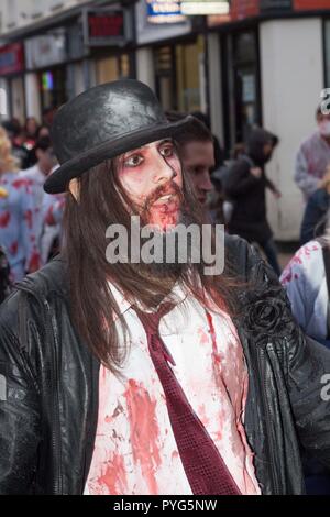 Maidenhead, Großbritannien. 27. Oktober 2018. Maidenhead, Großbritannien - 6 70563 Zombie Walk Credit: Andrew Spiers/Alamy leben Nachrichten Stockfoto