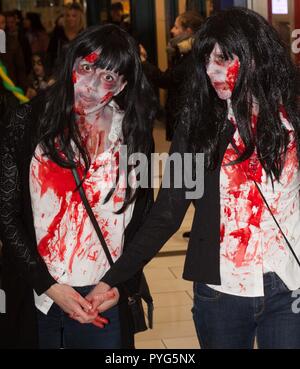 Maidenhead, Großbritannien. 27. Oktober 2018. Maidenhead, Großbritannien - 6 70563 Zombie Walk Credit: Andrew Spiers/Alamy leben Nachrichten Stockfoto