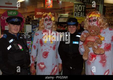 Maidenhead, Großbritannien. 27. Oktober 2018. Maidenhead, Großbritannien - 6 70563 Zombie Walk Credit: Andrew Spiers/Alamy leben Nachrichten Stockfoto