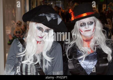 Maidenhead, Großbritannien. 27. Oktober 2018. Maidenhead, Großbritannien - 6 70563 Zombie Walk Credit: Andrew Spiers/Alamy leben Nachrichten Stockfoto