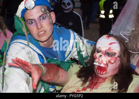 Maidenhead, Großbritannien. 27. Oktober 2018. Maidenhead, Großbritannien - 6 70563 Zombie Walk Credit: Andrew Spiers/Alamy leben Nachrichten Stockfoto