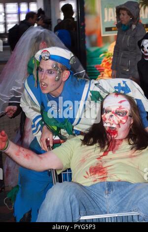Maidenhead, Großbritannien. 27. Oktober 2018. Maidenhead, Großbritannien - 6 70563 Zombie Walk Credit: Andrew Spiers/Alamy leben Nachrichten Stockfoto