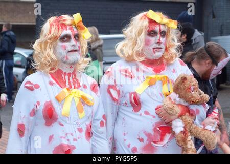 Maidenhead, Großbritannien. 27. Oktober 2018. Maidenhead, Großbritannien - 6 70563 Zombie Walk Credit: Andrew Spiers/Alamy leben Nachrichten Stockfoto