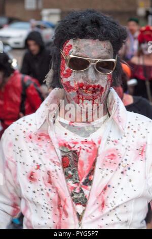 Maidenhead, Großbritannien. 27. Oktober 2018. Maidenhead, Großbritannien - 6 70563 Zombie Walk Credit: Andrew Spiers/Alamy leben Nachrichten Stockfoto
