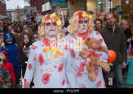 Maidenhead, Großbritannien. 27. Oktober 2018. Maidenhead, Großbritannien - 6 70563 Zombie Walk Credit: Andrew Spiers/Alamy leben Nachrichten Stockfoto