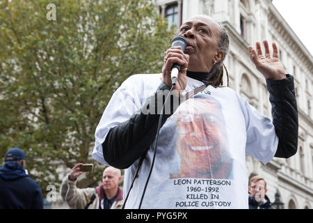 London, Großbritannien. 27. Oktober, 2018. Stephanie Lightfoot-Bennet, die Zwillingsschwester von Leon Patterson, Adressen Aktivisten aus den Vereinigten Familien und Freunde Kampagne (UFFC) die Teilnahme an der 20. jährlichen Prozession zur Downing Street in Erinnerung an Familienmitglieder und Freunde, die in Polizeigewahrsam, Gefängnis starb, Immigration Detention oder Secure psychiatrische Krankenhäuser. Leon Patterson starb im November 1992 nach einer Woche in Untersuchungshaft in Stockport Polizeistation. Credit: Mark Kerrison/Alamy leben Nachrichten Stockfoto