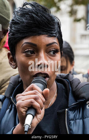 London, Großbritannien. 27. Oktober, 2018. Kaddischa Brown-Burrell, Schwester von Kingsley Burrell, Adressen Aktivisten aus den Vereinigten Familien und Freunde Kampagne (UFFC) die Teilnahme an der 20. jährlichen Prozession zur Downing Street in Erinnerung an Familienmitglieder und Freunde, die in Polizeigewahrsam, Gefängnis starb, Immigration Detention oder Secure psychiatrische Krankenhäuser. Kingsley Burrell, 29, starb an einem Herzstillstand im März 2011 nach einem verhaltenen und gleichzeitig durch die West Midlands Polizei festgenommen. Credit: Mark Kerrison/Alamy leben Nachrichten Stockfoto