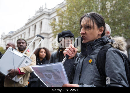 London, Großbritannien. 27. Oktober, 2018. Becky Shah der Hillsborough Justice Campaign, Tochter von Inger Shah, Adressen Aktivisten aus den Vereinigten Familien und Freunde Kampagne (UFFC) die Teilnahme an der 20. jährlichen Prozession zur Downing Street in Erinnerung an Familienmitglieder und Freunde, die in Polizeigewahrsam, Gefängnis starb, Immigration Detention oder Secure psychiatrische Krankenhäuser. Inger Shah starb im Hillsborough Katastrophe am 15. April 1989. Credit: Mark Kerrison/Alamy leben Nachrichten Stockfoto