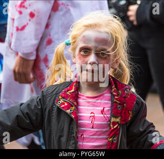 Poole, Dorset, Großbritannien. 27. Oktober 2018. Poole's Erste zombie Festival, ein Spuk - tacular Veranstaltung und Parade mit Preis für den schlechtesten Kleid Zombie. Drehen Sie die Massen auf einem wirklich kalt, aber Trocken, Tag teil zu nehmen oder die gruselige Veranstaltung ansehen. Credit: Carolyn Jenkins/Alamy leben Nachrichten Stockfoto