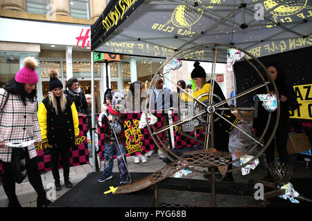 Manchester, Großbritannien. 27. Oktober 2018. Halloween Golf Club auf der Market Street, Manchester. 27. Oktober 2018 (C) Barbara Cook/Alamy Live News Credit: Barbara Koch/Alamy leben Nachrichten Stockfoto