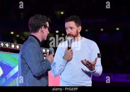 London, Großbritannien. 27. Oktober 2018. Sir Bradley Wiggins und Moderator - Matt Stephens während der sechs Tage London 2018 Lee Valley Olympic Velopark, Queen Elizabeth Park am Samstag, den 27. Oktober 2018. LONDON ENGLAND. (Nur redaktionelle Nutzung, eine Lizenz für die gewerbliche Nutzung erforderlich. Keine Verwendung in Wetten, Spiele oder einer einzelnen Verein/Liga/player Publikationen.) Credit: Taka Wu/Alamy leben Nachrichten Stockfoto