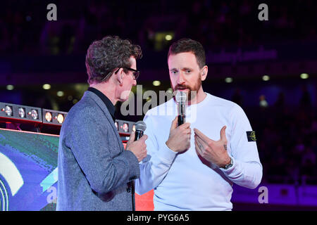 London, Großbritannien. 27. Oktober 2018. Sir Bradley Wiggins und Moderator - Matt Stephens während der sechs Tage London 2018 Lee Valley Olympic Velopark, Queen Elizabeth Park am Samstag, den 27. Oktober 2018. LONDON ENGLAND. (Nur redaktionelle Nutzung, eine Lizenz für die gewerbliche Nutzung erforderlich. Keine Verwendung in Wetten, Spiele oder einer einzelnen Verein/Liga/player Publikationen.) Credit: Taka Wu/Alamy leben Nachrichten Stockfoto