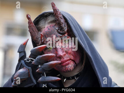 Kiew, Kiew, Ukraine. 27 Okt, 2018. Ein Teilnehmer gesehen in einem Zombie Kostümen und Make-up während der Feiern. Hunderte von Menschen durch die Straßen der Innenstadt marschierten in Kiew, am Vorabend der Halloween zombie feiern. Credit: Pavlo Gontschar/SOPA Images/ZUMA Draht/Alamy leben Nachrichten Stockfoto