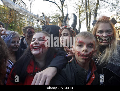 Kiew, Kiew, Ukraine. 27 Okt, 2018. Die Menschen sind zu sehen in der Zombie Kostümen und Make-up während der Feiern. Hunderte von Menschen durch die Straßen der Innenstadt marschierten in Kiew, am Vorabend der Halloween zombie feiern. Credit: Pavlo Gontschar/SOPA Images/ZUMA Draht/Alamy leben Nachrichten Stockfoto