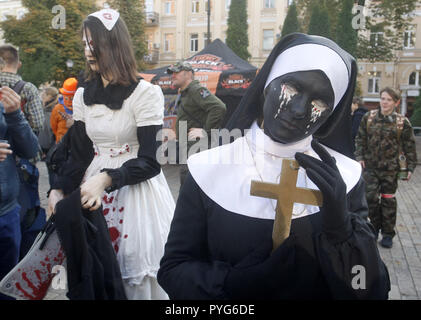 Kiew, Kiew, Ukraine. 27 Okt, 2018. Ein Teilnehmer gesehen in einem Zombie Kostümen und Make-up während der Feiern. Hunderte von Menschen durch die Straßen der Innenstadt marschierten in Kiew, am Vorabend der Halloween zombie feiern. Credit: Pavlo Gontschar/SOPA Images/ZUMA Draht/Alamy leben Nachrichten Stockfoto