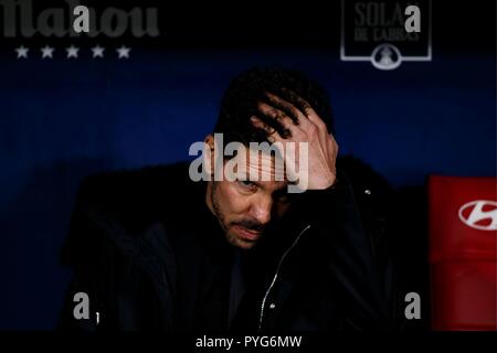 Madrid, Spanien. 27. Oktober 2018. Atletico de Madrid Trainer Diego Pablo Simeone während des LaLiga 2018/19 Match zwischen Atletico de Madrid und Real Sociedad San Sebastián, bei Wanda Metropolitano Stadion in Madrid am 27. Oktober 2018. (Foto von Guille Martinez/Cordon Cordon Drücken Drücken) Credit: CORDON PRESSE/Alamy leben Nachrichten Stockfoto