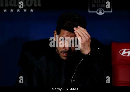 Madrid, Spanien. 27. Oktober 2018. Atletico de Madrid Trainer Diego Pablo Simeone während des LaLiga 2018/19 Match zwischen Atletico de Madrid und Real Sociedad San Sebastián, bei Wanda Metropolitano Stadion in Madrid am 27. Oktober 2018. (Foto von Guille Martinez/Cordon Cordon Drücken Drücken) Credit: CORDON PRESSE/Alamy leben Nachrichten Stockfoto