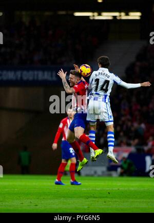 Madrid, Spanien. 27. Oktober 2018. SaÃºl Ã'Ã-guez von Atletico de Madrid und RubÃ©n Pardo von Real Sociedad während des LaLiga 2018/19 Match zwischen Atletico de Madrid und Real Sociedad San Sebastián, bei Wanda Metropolitano Stadion in Madrid am 27. Oktober 2018. (Foto von Guille Martinez/Cordon Cordon Drücken Drücken) Credit: CORDON PRESSE/Alamy leben Nachrichten Stockfoto