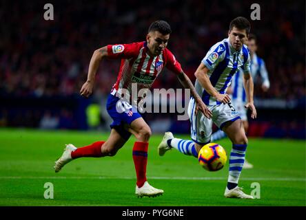 Madrid, Spanien. 27. Oktober 2018. Ãngel Correa von Atletico de Madrid und Igor Zubeldia von Real Sociedad während des LaLiga 2018/19 Match zwischen Atletico de Madrid und Real Sociedad San Sebastián, bei Wanda Metropolitano Stadion in Madrid am 27. Oktober 2018. (Foto von Guille Martinez/Cordon Cordon Drücken Drücken) Credit: CORDON PRESSE/Alamy leben Nachrichten Stockfoto