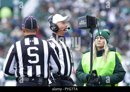 East Lansing, Michigan, USA. 27 Okt, 2018. Beamte prüfen Sie ein Spiel während der Michigan State's 23-13 über Purdue am spartanischen Stadium gewinnen. Credit: Scott Mapes/ZUMA Draht/Alamy leben Nachrichten Stockfoto