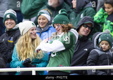 East Lansing, Michigan, USA. 27 Okt, 2018. Michigan State Fans viel Spaß während der Michigan State 23-13 über Purdue am spartanischen Stadium gewinnen. Credit: Scott Mapes/ZUMA Draht/Alamy leben Nachrichten Stockfoto