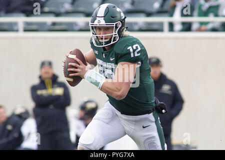 East Lansing, Michigan, USA. 27 Okt, 2018. Michigan State quarterback ROCKY LOMBARDI (12) Läuft der Ball in der ersten Hälfte gegen Purdue an Spartan Stadium. Credit: Scott Mapes/ZUMA Draht/Alamy leben Nachrichten Stockfoto