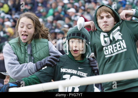 East Lansing, Michigan, USA. 27 Okt, 2018. Michigan State Fans viel Spaß während der Michigan State 23-13 über Purdue am spartanischen Stadium gewinnen. Credit: Scott Mapes/ZUMA Draht/Alamy leben Nachrichten Stockfoto