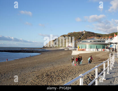 Aberystwyth, Großbritannien, 27. Oktober 2018, Menschen tauchen Sie ein in die herrlich warmen Herbst Sonnenschein über Aberystwyth in Wales als Temperaturen sind viel kühleren wie hoher Druck kühlere Luft von Norden. Kredit gebracht hat: Keith Larby/Alamy leben Nachrichten Stockfoto