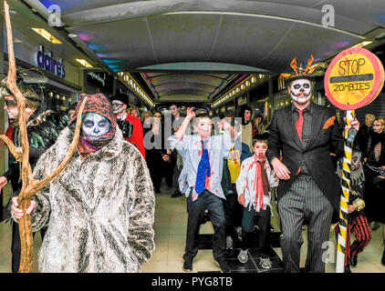 Gloucester Gloucestershire, Großbritannien. 27. Okt 2018. Halloween Feier. Die jährlichen Zombie Invasion der Zentrum von Gloucester, die Kapital für Sue Ryder Hospiz an leckhampton Gloucestershire.. Credit: charlie Bryan/Alamy leben Nachrichten Stockfoto