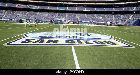 San Diego CA. 27 Okt, 2018. Qualcomm Stadium Mittelfeld logo vor dem Marine vs Norte Dame Spiel bei Qualcomm Stadion in San Diego, Ca. Am 27. Oktober 2018 (Foto von Jevone Moore) Credit: Csm/Alamy leben Nachrichten Stockfoto