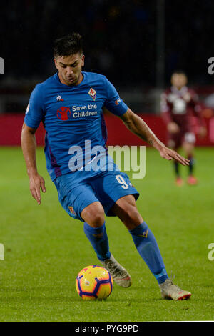 27.10.2018, Stadio Olimpico di Torino, Turin, Italien; Serie A Fußball, Torino gegen Fiorentina; Giovanni Simeone von Fiorentina auf der Kugel Stockfoto