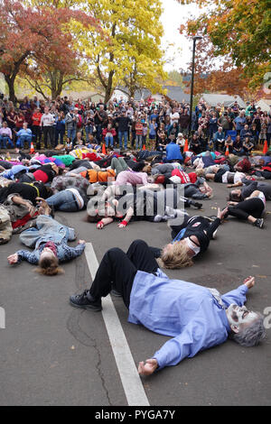 Eugene, Oregon, USA. 27. Oktober, 2018. Die Teilnehmer in der "Thrill", gekleidet wie Zombies, versuch, den Weltrekord für die größte gleichzeitige Tanz zu Michael Jacksons "Thriller", in Eugene, Oregon zu brechen. Copyright: Gina Kelly/Alamy leben Nachrichten Stockfoto