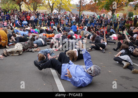 Eugene, Oregon, USA. 27. Oktober, 2018. Die Teilnehmer in der "Thrill", gekleidet wie Zombies, versuch, den Weltrekord für die größte gleichzeitige Tanz zu Michael Jacksons "Thriller", in Eugene, Oregon zu brechen. Copyright: Gina Kelly/Alamy leben Nachrichten Stockfoto