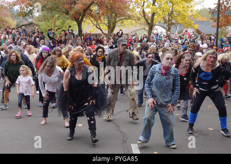 Eugene, Oregon, USA. 27. Oktober, 2018. Die Teilnehmer in der "Thrill", gekleidet wie Zombies, versuch, den Weltrekord für die größte gleichzeitige Tanz zu Michael Jacksons "Thriller", in Eugene, Oregon zu brechen. Copyright: Gina Kelly/Alamy leben Nachrichten Stockfoto