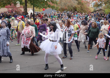 Eugene, Oregon, USA. 27. Oktober, 2018. Die Teilnehmer in der "Thrill", gekleidet wie Zombies, versuch, den Weltrekord für die größte gleichzeitige Tanz zu Michael Jacksons "Thriller", in Eugene, Oregon zu brechen. Copyright: Gina Kelly/Alamy leben Nachrichten Stockfoto