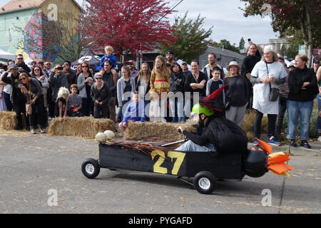 Eugene, Oregon, USA. 27. Oktober, 2018. Racers konkurrieren im Sarg Rassen, ein Halloween-themed soapbox Derby in Eugene, Oregon. Copyright: Gina Kelly/Alamy leben Nachrichten Stockfoto