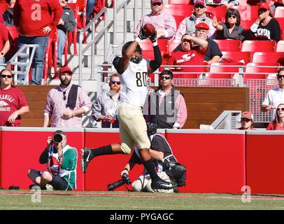 Fayetteville, Arkansas, USA. 27.Oktober 2018: Jared Pinkney #80 Commodores festes Ende macht einen Haken für einen Touchdown. Vanderbilt besiegt Arkansas 45-31 bei Donald W. Reynolds Stadion in Fayetteville, AR, Richey Miller/CSM Credit: Cal Sport Media/Alamy leben Nachrichten Stockfoto