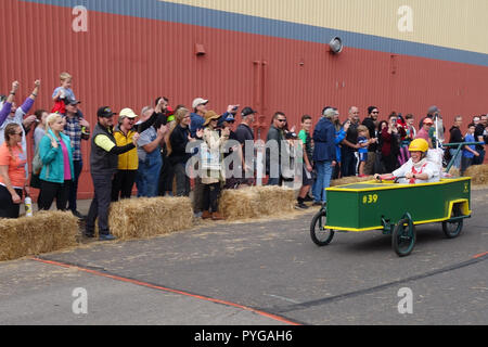 Eugene, Oregon, USA. 27. Oktober, 2018. Racers konkurrieren im Sarg Rassen, ein Halloween-themed soapbox Derby in Eugene, Oregon. Copyright: Gina Kelly/Alamy leben Nachrichten Stockfoto