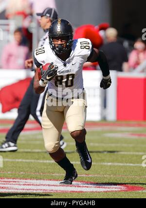 Fayetteville, Arkansas, USA. 27.Oktober 2018: Jared Pinkney #80 Commodores festes Ende kommt auf dem Feld mit dem Ball. Vanderbilt besiegt Arkansas 45-31 bei Donald W. Reynolds Stadion in Fayetteville, AR, Richey Miller/CSM Credit: Cal Sport Media/Alamy leben Nachrichten Stockfoto