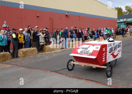 Eugene, Oregon, USA. 27. Oktober, 2018. Racers konkurrieren im Sarg Rassen, ein Halloween-themed soapbox Derby in Eugene, Oregon. Copyright: Gina Kelly/Alamy leben Nachrichten Stockfoto