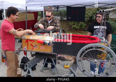 Eugene, Oregon, USA. 27. Oktober, 2018. Eine Mannschaft hat einige schnelle Reparaturen an ihrem Sarg gehen-kart am Sarg Rassen, ein Halloween-themed soapbox Derby in Eugene, Oregon. Copyright: Gina Kelly/Alamy leben Nachrichten Stockfoto