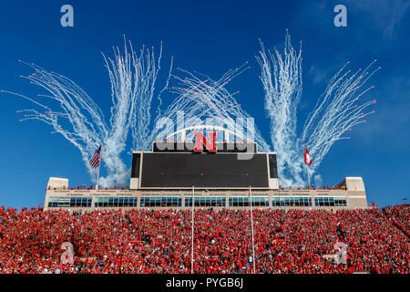 Lincoln, Nebraska, USA. 27. Okt 2018. Nebraska Memorial Stadium Feuerwerk, bevor ein NCAA Division 1 Football Game zwischen Cookman Wildkatzen und den Nebraska Cornhuskers bei Memorial Stadium in Lincoln, NE. . Teilnahme: 88,735. Nebraska gewann 45-9. Michael Spomer/Cal Sport Media Stockfoto