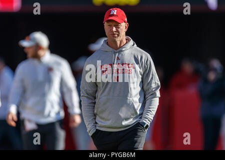 Lincoln, Nebraska, USA. 27. Okt 2018. Nebraska Cornhuskers Haupttrainer Scott Frost vor ein NCAA Division 1 Football Game zwischen Cookman Wildkatzen und den Nebraska Cornhuskers bei Memorial Stadium in Lincoln, NE. . Teilnahme: 88,735. Nebraska gewann 45-9. Michael Spomer/Cal Sport Media Stockfoto