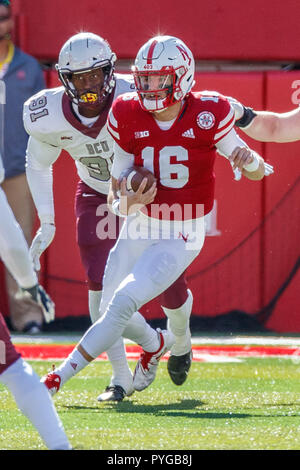 Lincoln, Nebraska, USA. 27. Okt 2018. Nebraska Cornhuskers quarterback Noah Vedral #16 in Aktion während der NCAA Division 1 Football Game zwischen Cookman Wildkatzen und den Nebraska Cornhuskers bei Memorial Stadium in Lincoln, NE. . Teilnahme: 88,735. Nebraska gewann 45-9. Michael Spomer/Cal Sport Media Stockfoto