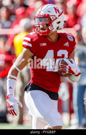 Lincoln, Nebraska, USA. 27. Okt 2018. Nebraska Cornhuskers Defensive zurück Jeramiah Stovall #42 in Aktion während der NCAA Division 1 Football Game zwischen Cookman Wildkatzen und den Nebraska Cornhuskers bei Memorial Stadium in Lincoln, NE. . Teilnahme: 88,735. Nebraska gewann 45-9. Michael Spomer/Cal Sport Media Stockfoto