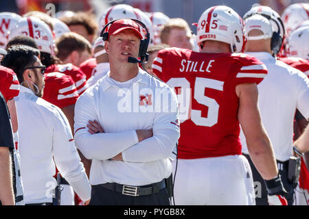 Lincoln, Nebraska, USA. 27. Okt 2018. Nebraska Cornhuskers Haupttrainer Scott Frost in Aktion während der NCAA Division 1 Football Game zwischen Cookman Wildkatzen und den Nebraska Cornhuskers bei Memorial Stadium in Lincoln, NE. . Teilnahme: 88,735. Nebraska gewann 45-9. Michael Spomer/Cal Sport Media Stockfoto