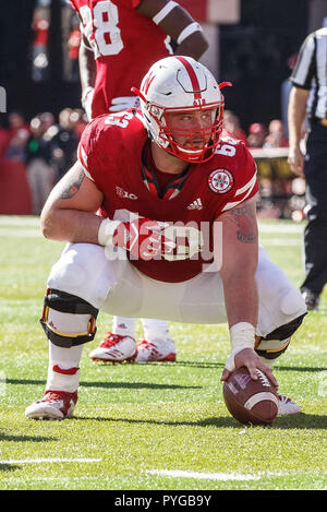 Lincoln, Nebraska, USA. 27. Okt 2018. Nebraska Cornhuskers Offensive Lineman Tanner Bauer #63 in Aktion während der NCAA Division 1 Football Game zwischen Cookman Wildkatzen und den Nebraska Cornhuskers bei Memorial Stadium in Lincoln, NE. . Teilnahme: 88,735. Nebraska gewann 45-9. Michael Spomer/Cal Sport Media Stockfoto